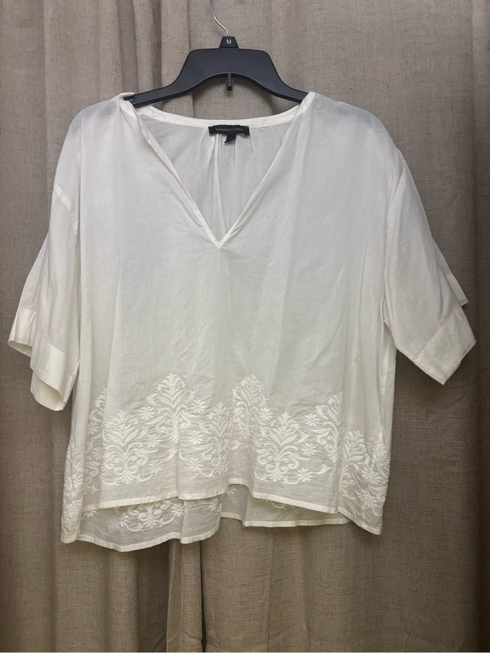 Banana Republic White V-Neck Embroidered Tunic Blouse